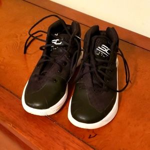 Under Armour basketball shoes sz 2.5 youth